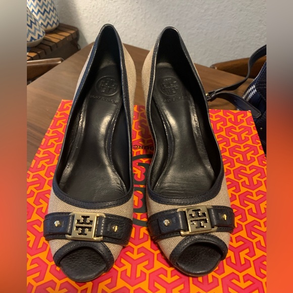 Tory Burch Ambrose 65mm Tory Burch Beige Canvas And navy Leather Trim Wedge 9.5 - Picture 2 of 7